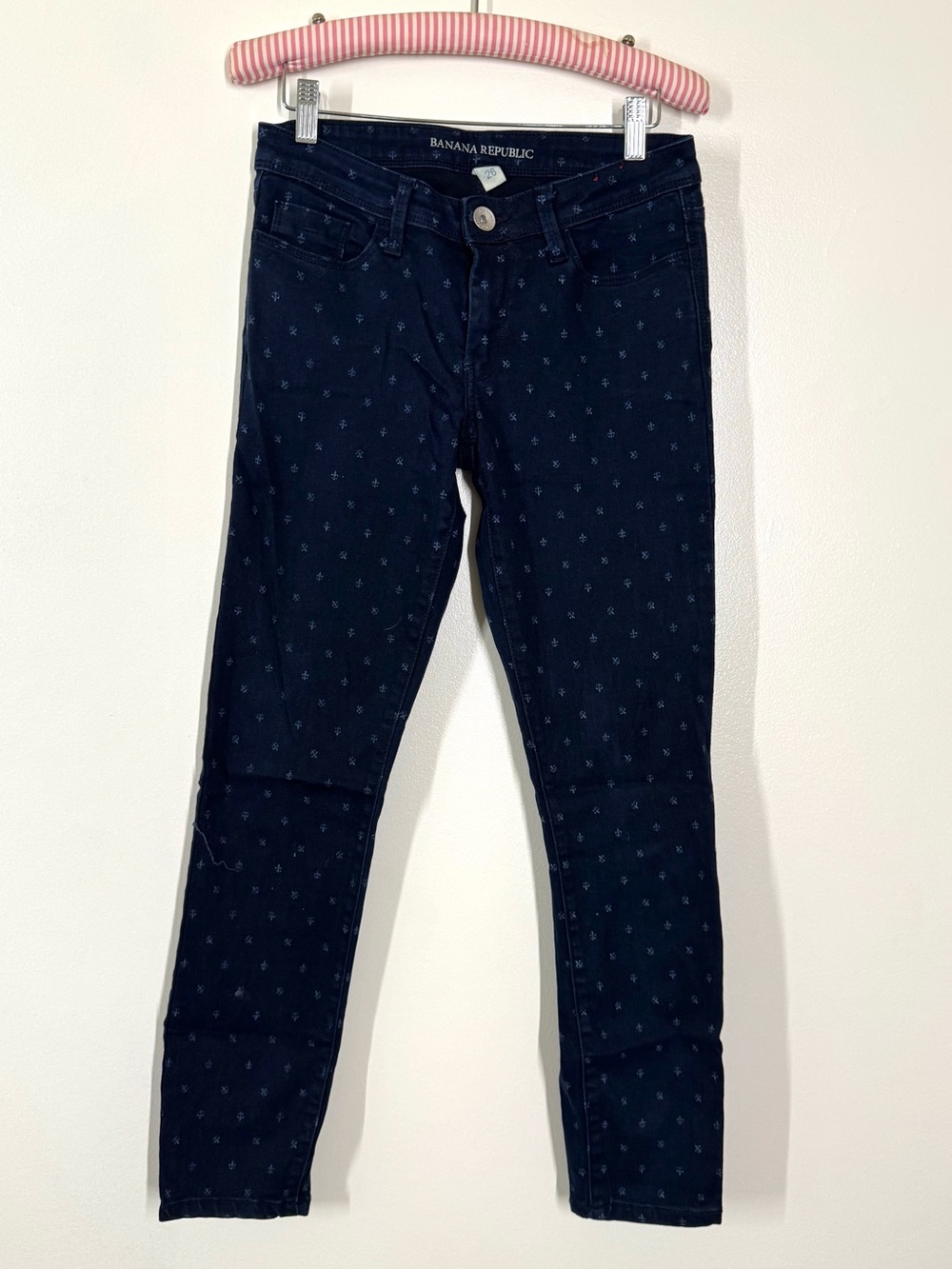 Banana Republic Dark Navy Skinny Jeans with fleur-de-lis pattern Size 6 EUC